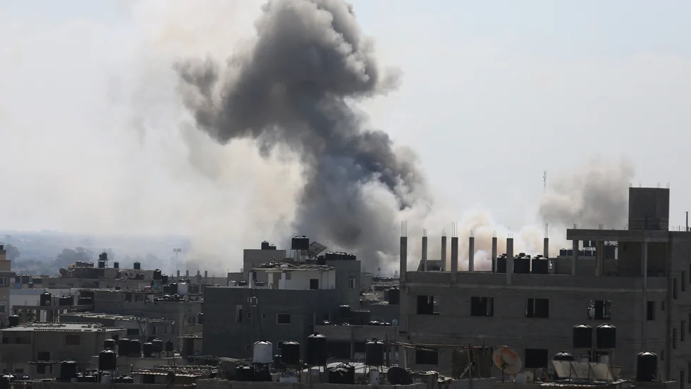 Rök stiger mot himlen efter ett israeliskt luftanfall i Rafah på fredagen.