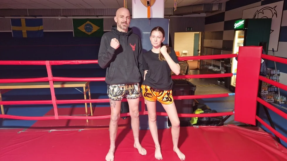 Far och dotter. Erik och Emilia Hjalmar fightas hemma i Eddahallen, när Guldfighten genomförs med start 12.00 under lördagen.