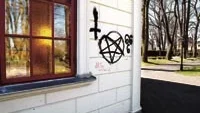 Kapellet på gamla kyrkogården  har utsatts för klotter. Foto: Anders Steiner