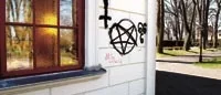 Kapellet på gamla kyrkogården skändat