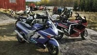 Polisen gjorde en razzia mot en lada i Norsholm och hittade ett 50-tal stulna motorcyklar och EU-mopeder. Åtta motorcyklar är stulna i Västervik och Vimmerby och kan finnas med bland stöldgodset. Spårning pågår. Foto: PER WIKSTRÖM
