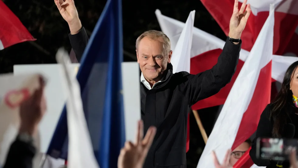 Här ser vi mittenledaren Donald Tusk under ett valmöte några dagar före det polska parlamentsvalet i söndags. Det väntas förhandlingar och inget är givet. Men chansen till regeringsskifte finns definitivt. Donald Tusk kan återkomma som premiärminister efter åtta år i opposition till den nationalkonservativa regeringen med maktaprtiet Lag och Rättvisa vid rodret. 