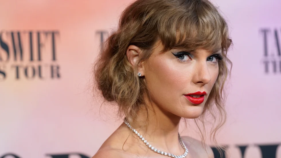Taylor Swift på röda mattan vid filmens biopremiär i Los Angeles.