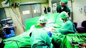 Operation. Kristdemokraten Anders Andersson vill minska väntetiden till operation till max 45 dagar. Arkivbild: Matilda Ahl