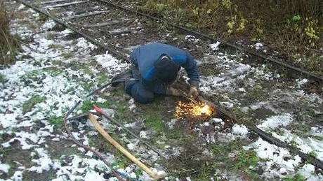 Tufft jobb. För det mesta hade rälsskarvarna rostat ihop så att man var tvungen att skära loss dem med en svets.Foto: Sven Karlsson