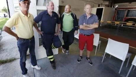 Sista natten med gänget. Festfixarna Kurt Magnusson, Lars-Göran Larsson, Stefan Wessley och Ralph Berg har många minnen från den gamla brandstationen på Öster. foto: rolf jönsson