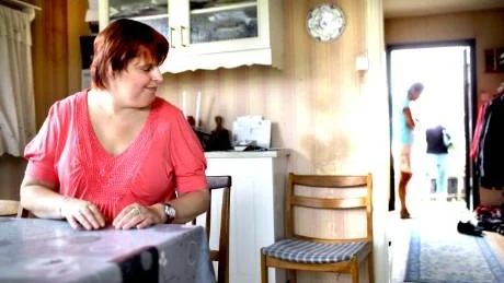 <7GT_Bildrubrik>EXTRA ÖGON.</7GT_Bildrubrik> "Ledsagaren är mina ögon när jag är ute. Men jag kan inte betala biljetter och mat för två, så risken finns att jag inte kommer ut lika mycket", säger Anneli Knutas.