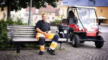 På bänken. Bertil Jacobsson arbetar på parkförvaltningen. Även han behöver en paus på GA-bänken i sommarstressen.foto: kenny bengtsson