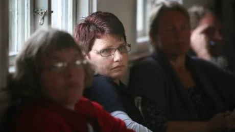 Nattpatrullsproblem. Utan snöröjning är det svårt att ta sig fram, framhöll Susanne Niklasson och Anne-Marie Randleff som arbetar i hemtjänsten. Närmast Anna Törnfelt, LRF.Foto: Tobias Wallström
