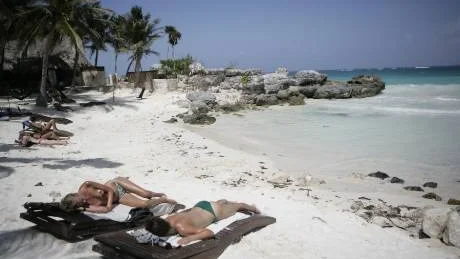 Turister som solar i Tulum vid mexikanska rivieran. (Personerna på bilden har inget med artikeln att göra)