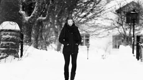 Vinterpromenad. Annie Nevala går i det gotländska snölandskapet där snömängden faktiskt är betydande.foto: rolf jönsson