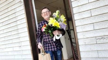 Tv-handlaren lämnar butiken med blommor och presenter från kunderna, men lägger ändå inte av helt och hållet.