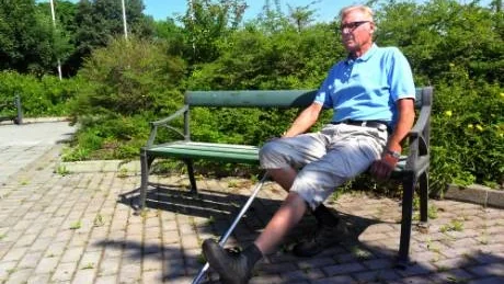 Invalid. Operationen av det trasiga ledbandet i vänstra foten fick ett katastrofalt resultat. Efter en tid med rollator kan Mats Hedström nu gå med hjälp           av kryckor. Han hoppas på att bli återställd, men det krävs en ny komplicerad operation.Foto: Malin Vinblad