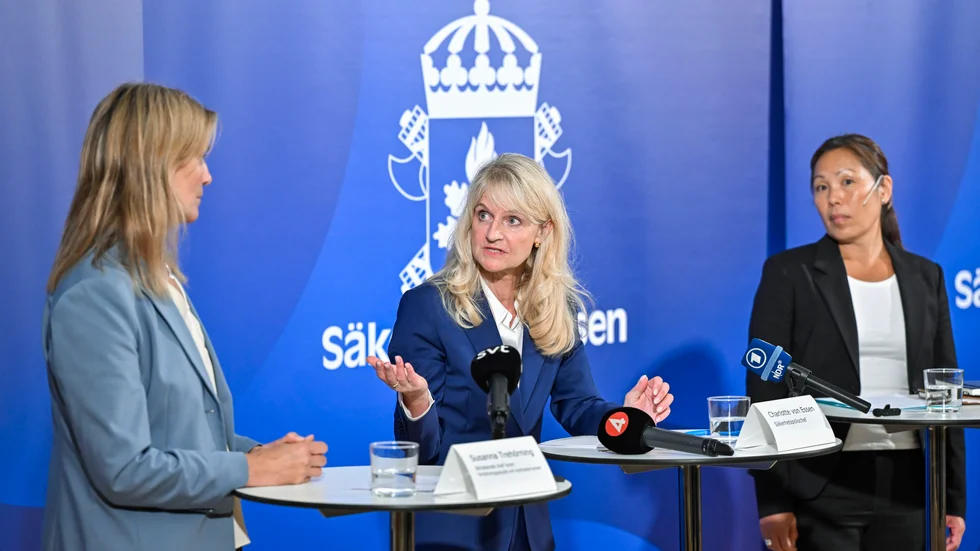 Allvarstid råder. Säpochefen Charlotte von Essen redogjorde för det försämrade säkerhetsläget och den höjda hotnivån för terrordåd. På plats fanns även Susanna Trehörning, längst till vänster, som är biträdande chef inom författningsskydd och kontraterrorism samt Ahn-Za Hagström, som är chef för Nationellt centrum för terrorhotbedömning (NTC). 