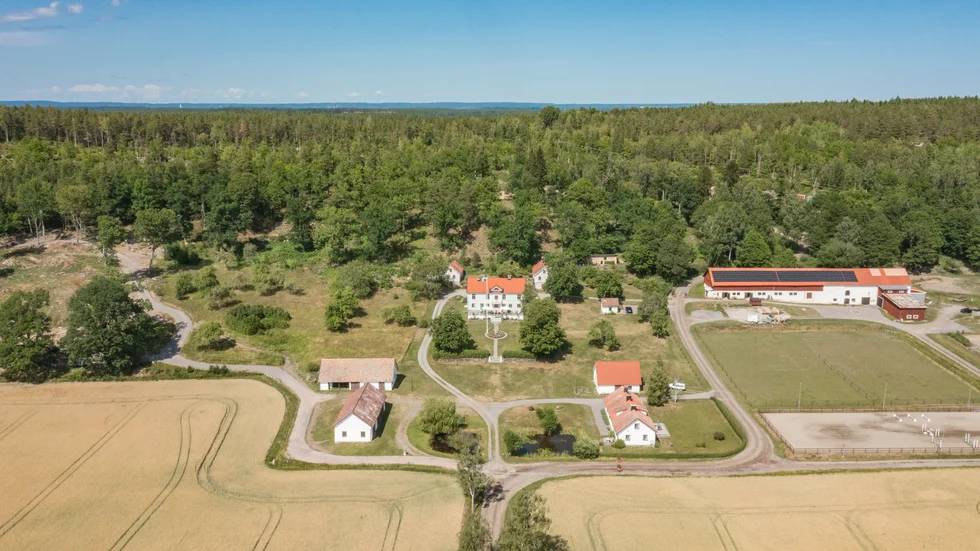 En av anledningarna som gjorde att Suzanne och Patrik fastnade för Loddby gård är läget med nära förbindelser till Söderköping, Norrköping och Linköping.