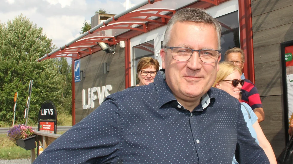 Anders Hedlöf, ordförande i Långhundra fastighets AB och initiativtagare till den matbutik intill väg 77 som nu läggs ner. Ett besked som han beskriver som "chockerande". Arkivbild.