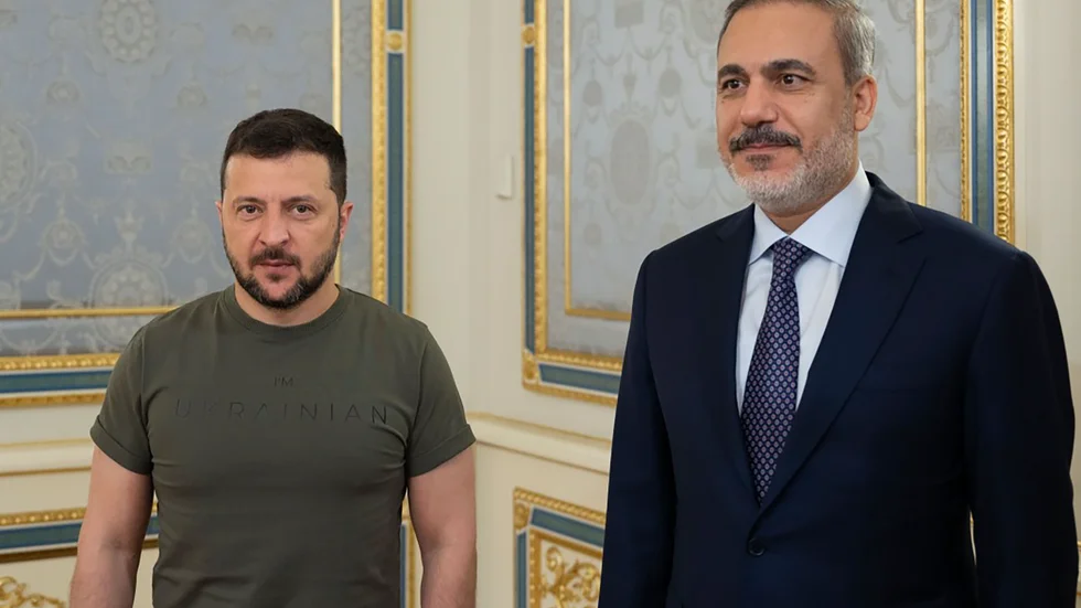 Ukrainas president Volodomyr Zelenskyj och Turkiets utrikesminister Hakan Fidan i Kiev.