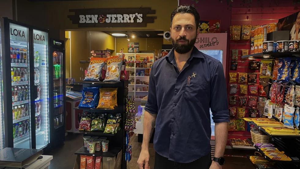   Damoon Mortezaie är delägare på Crazy Candy. Hans butik är en av de som råkat ut för snattare. 