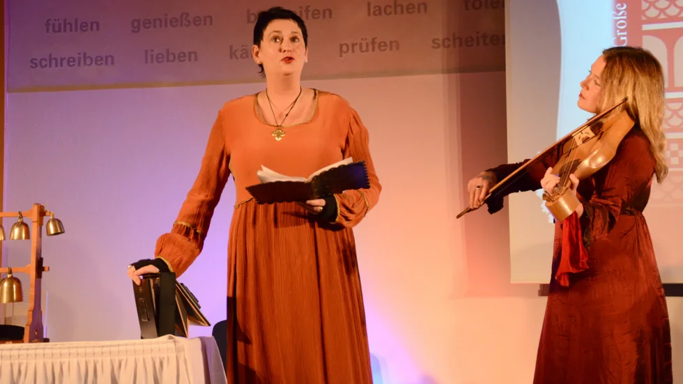Tyskorna Maria Jonas och Susanne Ansorg framför musik av Hildegard av Bingen under Nomemus.