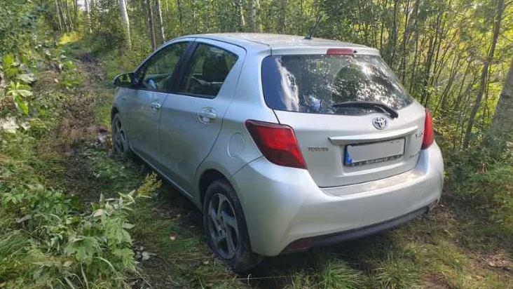 Bilen återfanns av en stugägare.
