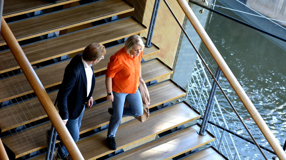 Henrik Marmén, konstnärlig chef för SON samt Lena Hallengren (S) tog trapporna ner efter samtalet om SON:s ställning.