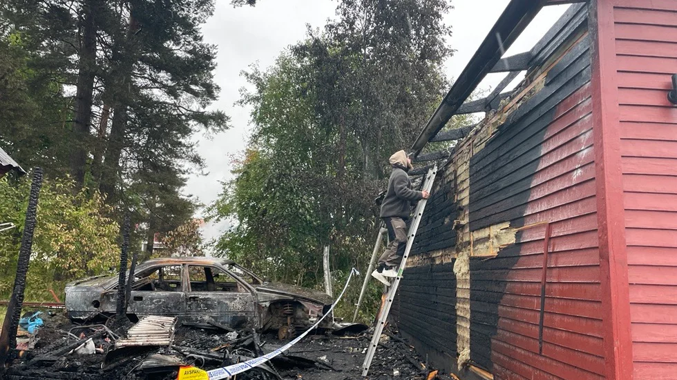 – Det är också mycket vatten inne i garaget i och med släckningsarbetet, men byggnaden har klarat sig, säger Robert Marklund, som drabbades av en av bränderna i Ursviken natten mot onsdag.