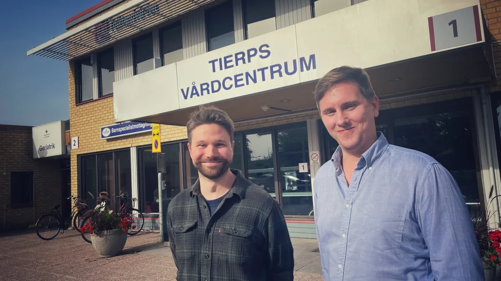 Tierps arkitekter Adam Nyström och Patrick Vikström tittar på en detaljplan för ett nytt vårdcentrum. 