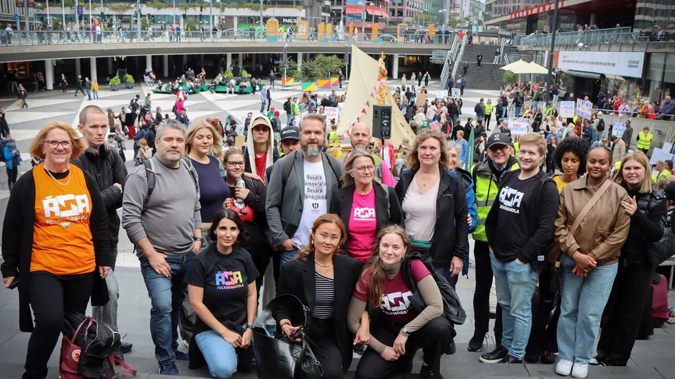 Några av de cirka 130 representanter från Åsa folkhögskola i Sköldinge som i tisdags samlades på Sergels torg i Stockholm. Där medverkade de på en manifestation för folkbildningens fortlevnad. Rektor Daniel Berton är i mitten med vit tröja. 