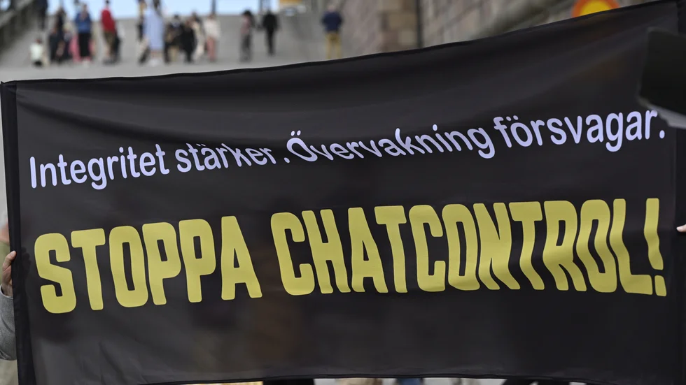 Bild från en demonstration mot förslaget Chat control från i maj.