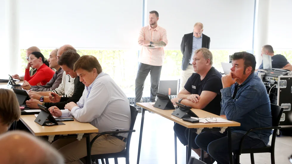 SD:s bänk i fullmäktige är numera uppdelad i två sedan två ledamöter lämnat partiet och sitter kvar som politiska vildar.