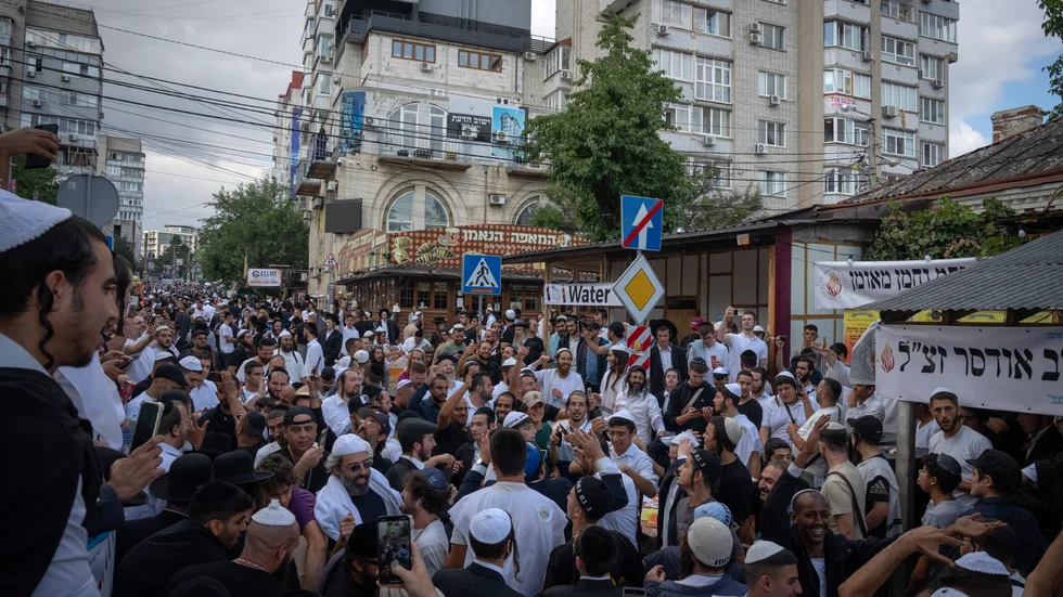 Trots varningar har tiotusentals ortodoxa judar rest till Uman i Ukraina i samband med det judiska nyåret.