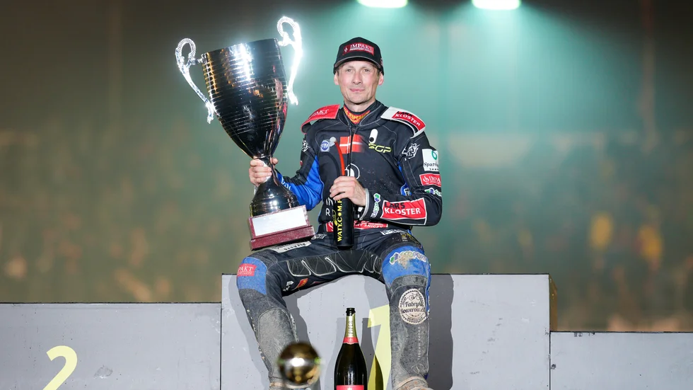 På tisdag väntar den första SM-finalen mot Västervik och Dackarna får ett bra tillskott till laget med världsföraren Leon Madsen som vann GP-tävlingen i Vojens i helgen. 