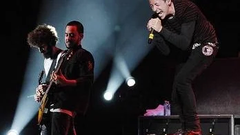 Linkin Park är inte snåla med godbitar och får publikrespons därefter.