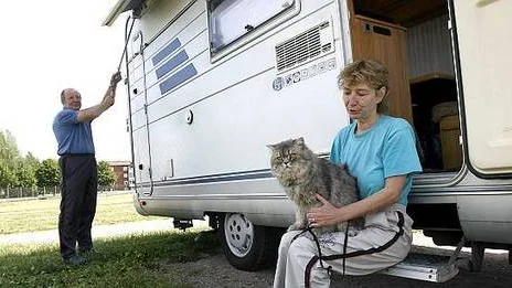 För Leo och Christina Birklin är husbilen det självklara sättet att resa när katten Sweeti ska ställas ut.