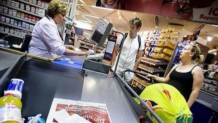 Linda Kinell och Ola Svanberganvänder hellre plastkassar än papper när de handlar mat. - Vi återanvänder plastpåsarna till hushållssoporna sen, säger Linda Kinell.