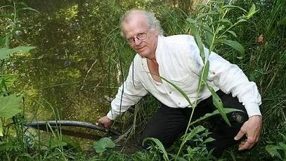 Å. C. Danell visar var slangen går ner i ån intill huset. Hela slangen, som är på 150 meter, är sedan försedd med tyngder för att inte flyta upp till  ytan.