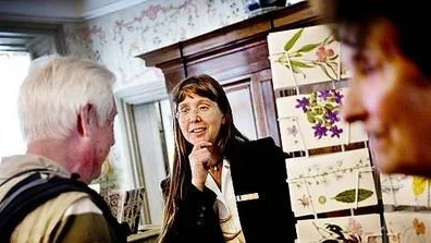Guiden Anna-Lena Forsberg visade runt i Linnémuseets lokaler.