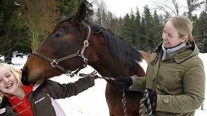 Veronica Peric med dottern Mirella och hästen Spirit, som de hoppas få hämta hem med de nya riktlinjerna.