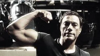 Jean-Claude Van Damme spelar sig själv i JCVD. Men det har han å andra sidan alltid gjort, tycker UNT:s recensent.