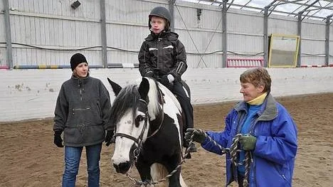 Anton Isaksson och hästen Felicia trivs på Lagga ridskola. Sara Andersson och Eva Öberg går på sidan om.