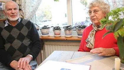 Hans och Gun Andersson, som efter 1,5 år äntligen fått sina nya fönster på plats, är besvikna på tillverkaren Tanum Fönster som anlitar oseriösa utförare.