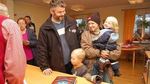 Tungt verk. Kjell Georgny och Cecilia Nilsson med barnen Albin och Wilma, tog emot sitt exemplar av Bygdeboken i Östervåla församlingshem av projektledaren Robert Hernadi.