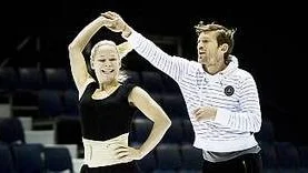 ESK:s Jesper Blomqvist är en stjärna på isen med Alexandra Schauman.
