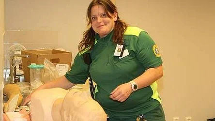 Regina Andersson, utbildningsansvarig på stationen, packar upp utbildningsmaterial i nya utbildningsrummet.