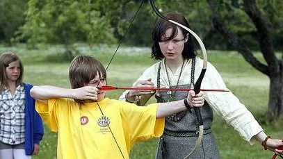 Jared Shantz provar på bågskytte och Kerstin Vinje instruerar.