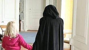Tilda Johansson har fått några antispök-tips innan hon går in tillsammans med Monica Rydåker.