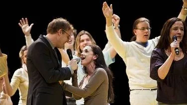 Uppmärksammade. Emil Almén, Anna Lyons och Lolo Elwin gestaltar de mest omskrivna aktörerna i det tragiska Knutbydramat.