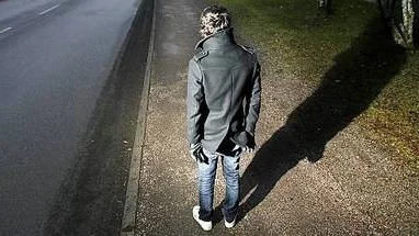 Rånades för en mobiltelefon.
