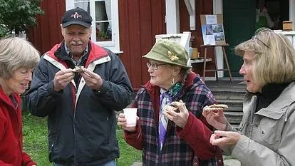 Anita Hedman från Öregrunds Hembygdsförening (till vänster) serverar sotare och tre Öregrundsbor låter sig väl smaka, Kennet Åhrgren, Solveig Ottoson och Gunilla Åhrgern.