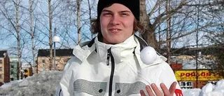 Han tävlar  i snöbollskastning